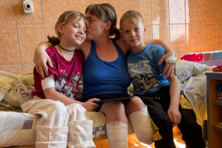 Мама і донька, які втратили ноги під час обстрілу Краматорська, поїхали на протезування в США